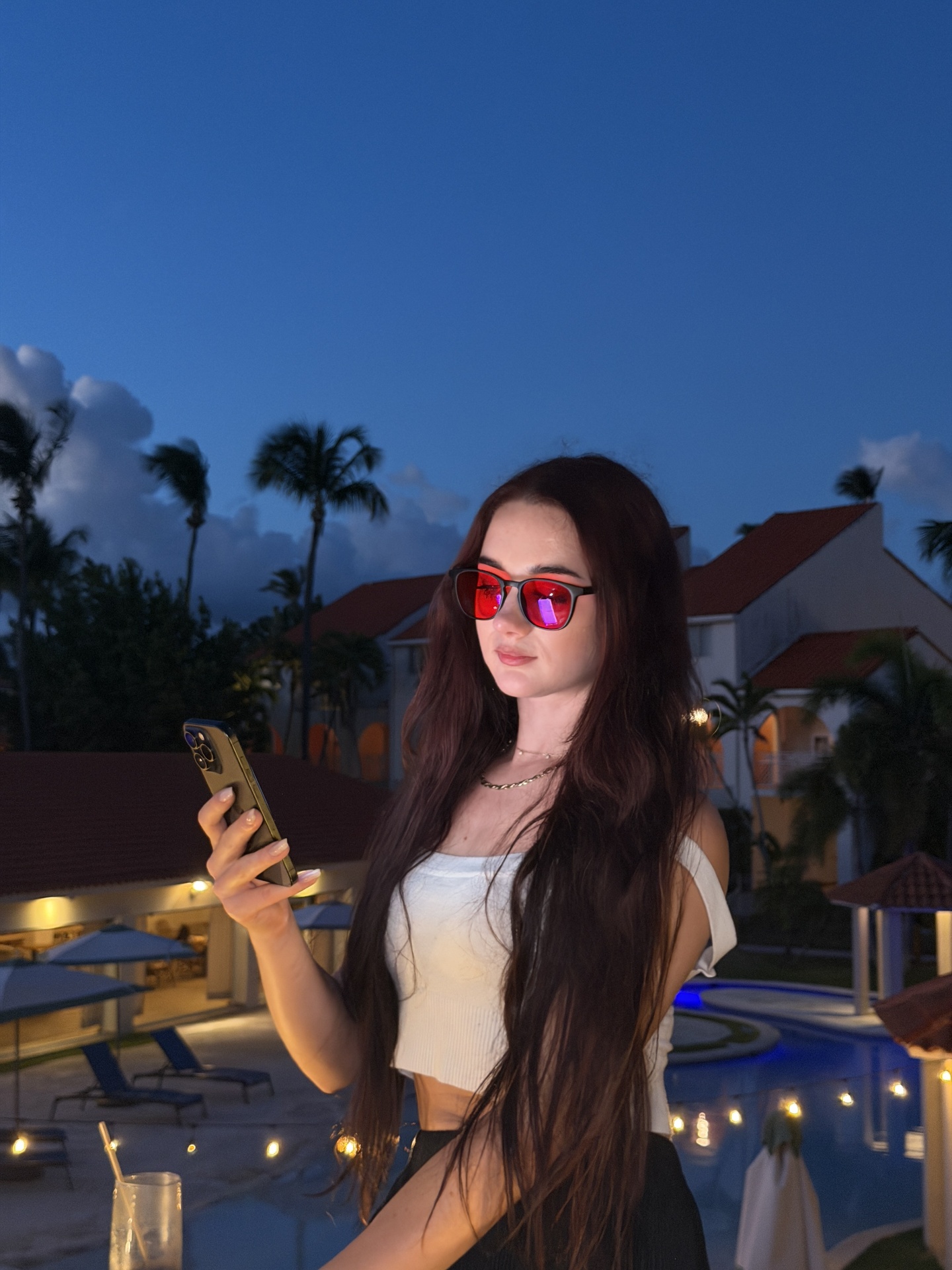 Customer wearing KRONVEIL X0-1 amber blue-light glasses outdoors at dusk